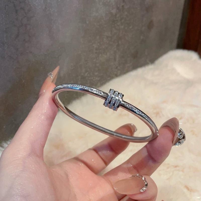 Light luxury high-end sense slightly inlaid diamond bracelet women's fashion simple titanium steel non-fading bracelet couple versatile jewelry