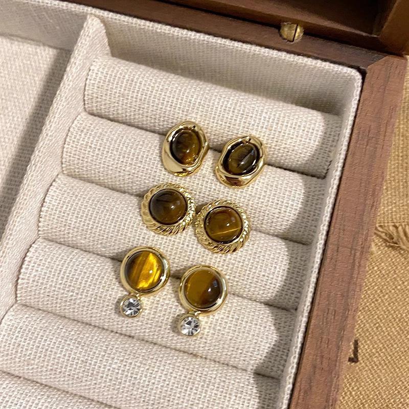 Round Tiger-eye Stone Stud Earrings with A Retro and Autumnal Atmosphere, A Pair of Ear Ornaments with A Vintage Charm.