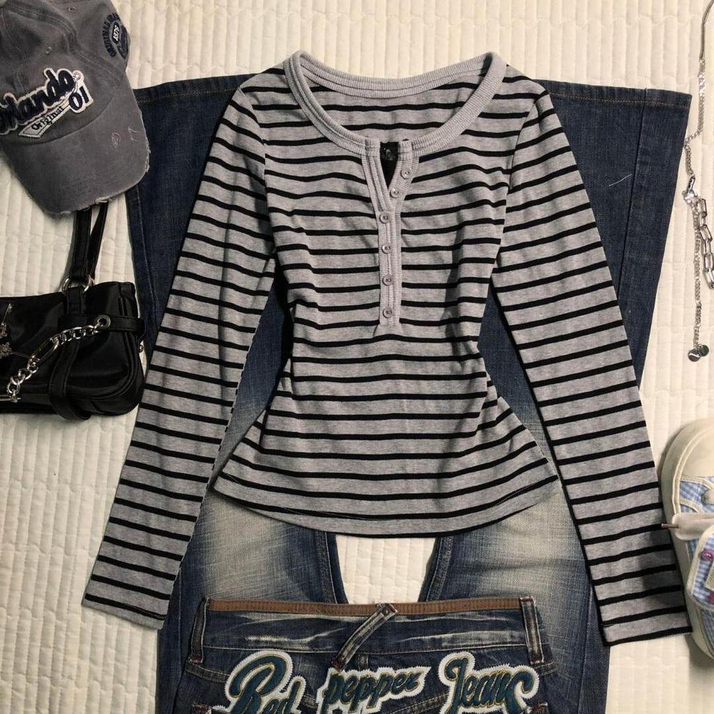 Camiseta Feminina Listrada de Manga Longa Estilo Coreano Preguiçoso com Botões Retrô
