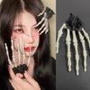 Sponka do vlasů ruka kostry Gotická sponka s umělými růžemi Punkový styl Vlasové doplňky pro Halloweenskou tématickou párty Maškarní ples