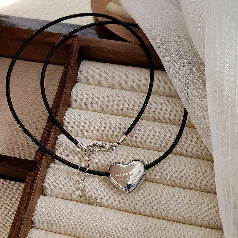 Heart Necklace: Fade-Resistant Women's Summer Jewelry, Versatile High-End Pendant, New Cross-Border Clavicle Chain.