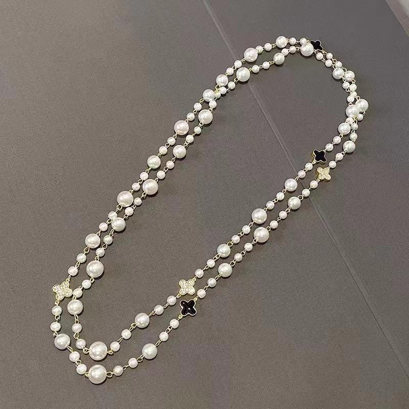 Collier Mode Trèfle à Quatre Feuilles Multicouche Rétro Long pour Femmes Tempérament Palais Nouveau Collier