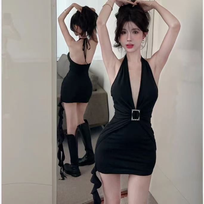 A New Summer Sexy Deep V-neck Halter Dress for Women with Waist Bag and Exposed Back To Make Them Look Slimmer