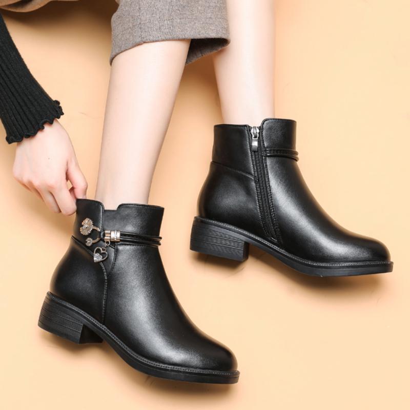2024 New Autumn and Winter Versatile Fashion Boots Round Toe Solid Color Chelsea British Style Pu Solid Color Women's Boots