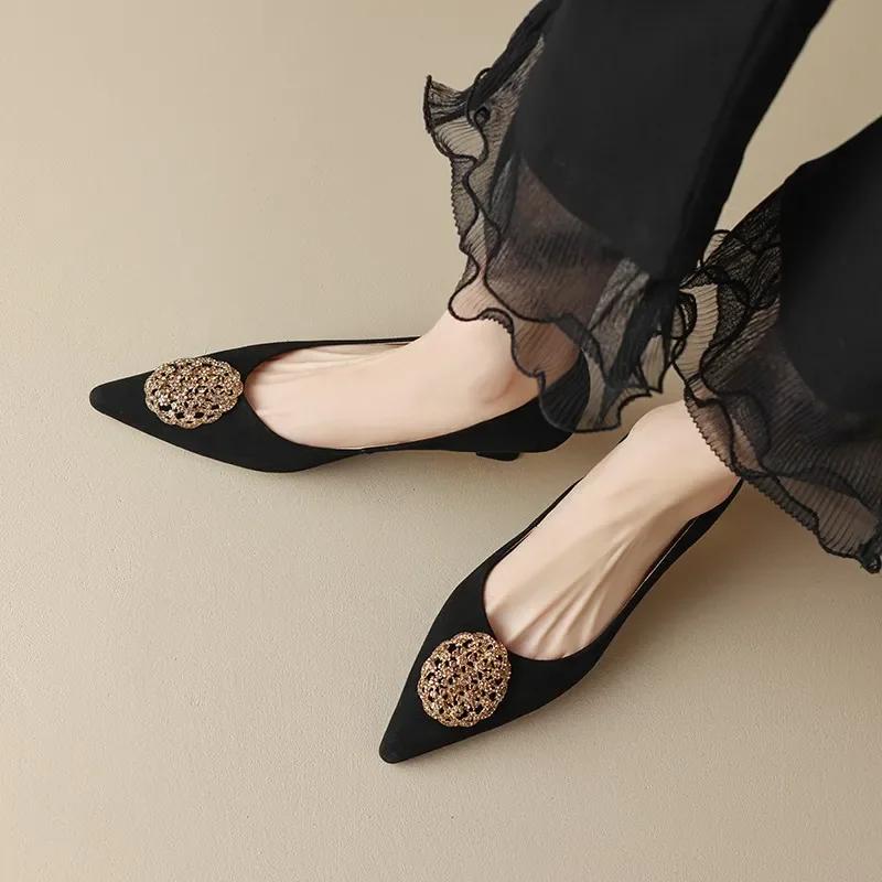 Mode Boucle Métallique Pointue Talons Chat Élégant Chaussure à Talon Bas Tempérament Navetteur Talon Haut Rétro Belle Chaussure Femme 2024