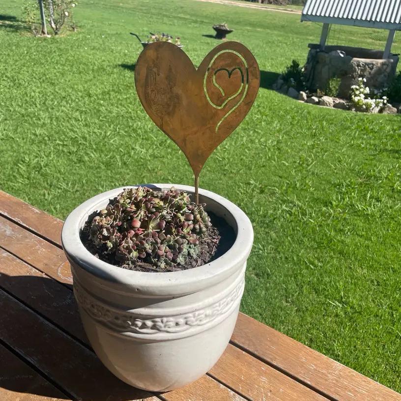 American Wrought Iron Heart-Shaped Rusted Metal Floral Garden Decoration