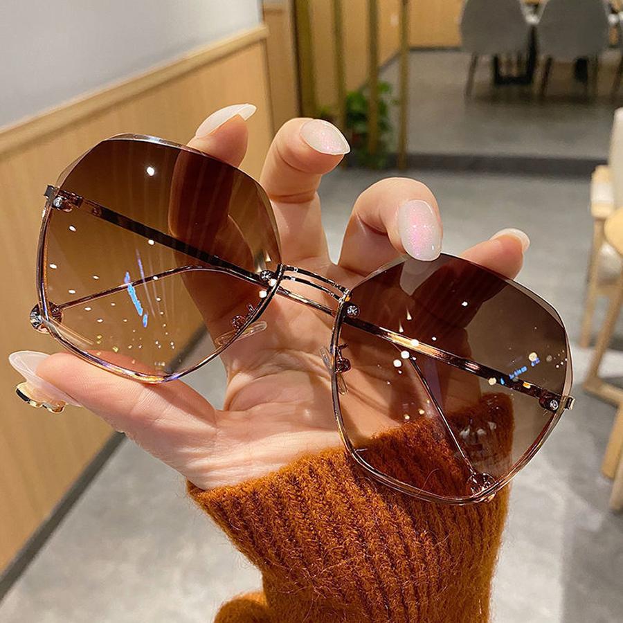 Summer Trendy Sunglasses with Frameless Edges and Gradient Shades Women Fashionable Large Frame Glasses Non-Polarized Fashion Accessory