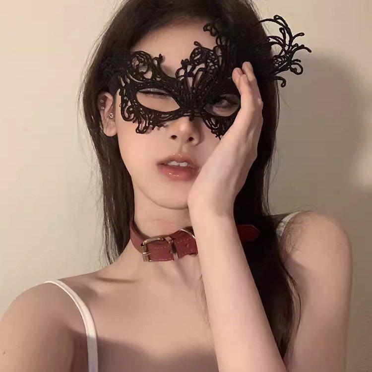 Elegant spetshalvmask med fjädrar för Halloweenfest eller maskerad