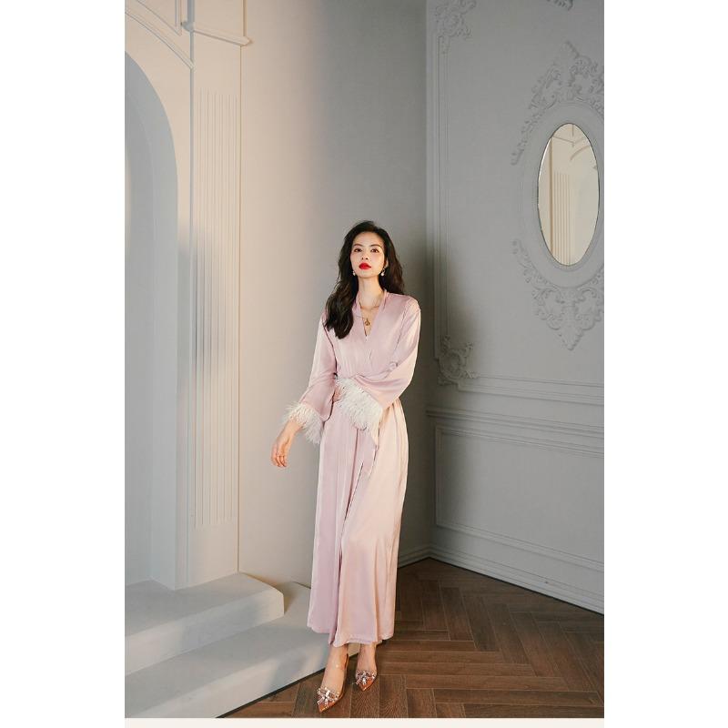 Vêtements de nuit tendance en satin à manches longues pour femmes avec ourlet à plumes et matière en soie glacée