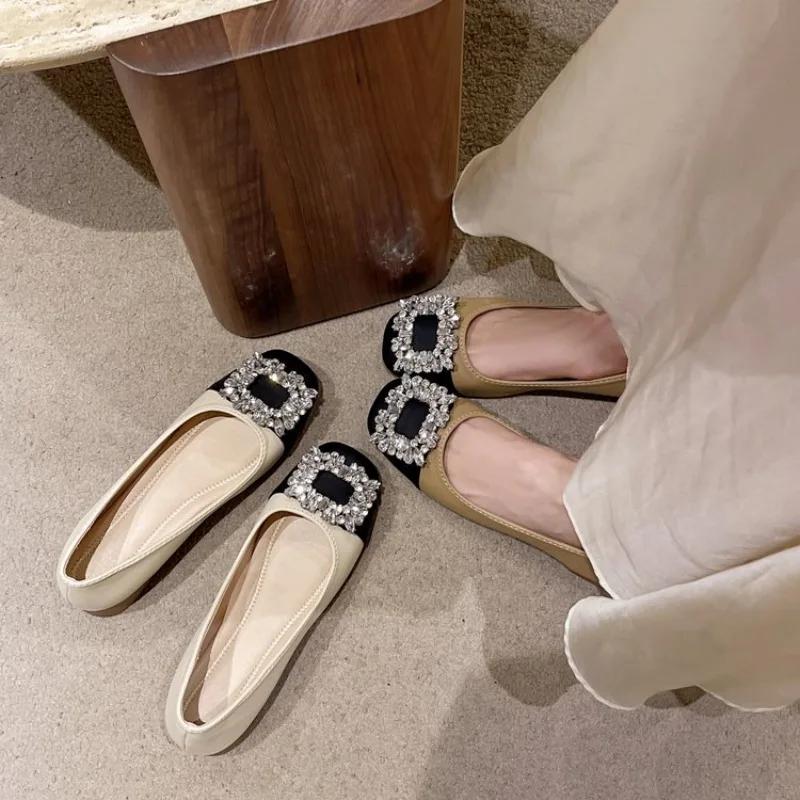 Dámské jarní ležérní boty s hranatou špičkou na nízkém podpatku s měkkou podrážkou, zdobené kamínky. Elegantní francouzské retro dámské boty s hranatou špičkou.