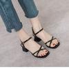 Sommer neue Modelle mit Röcken Damenschuhe einfache Kreuzriemen quadratische Spitze offene Zehenpartie Sandalen Koreanische Version dicke Absätze Sandalen Damen