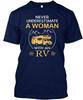 Camping Camper Onderschat nooit een vrouw met T-shirt Made in USA S-5XL