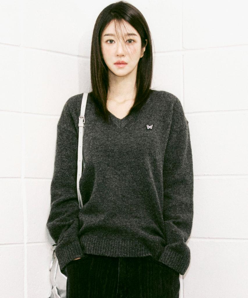 Nigaennikol Butterfly Patch V-Neck Knit_Charcoal