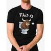 Een zwart T-shirt met ronde hals met een interessant patroon van een koe op het toilet en de woorden erop geschreven