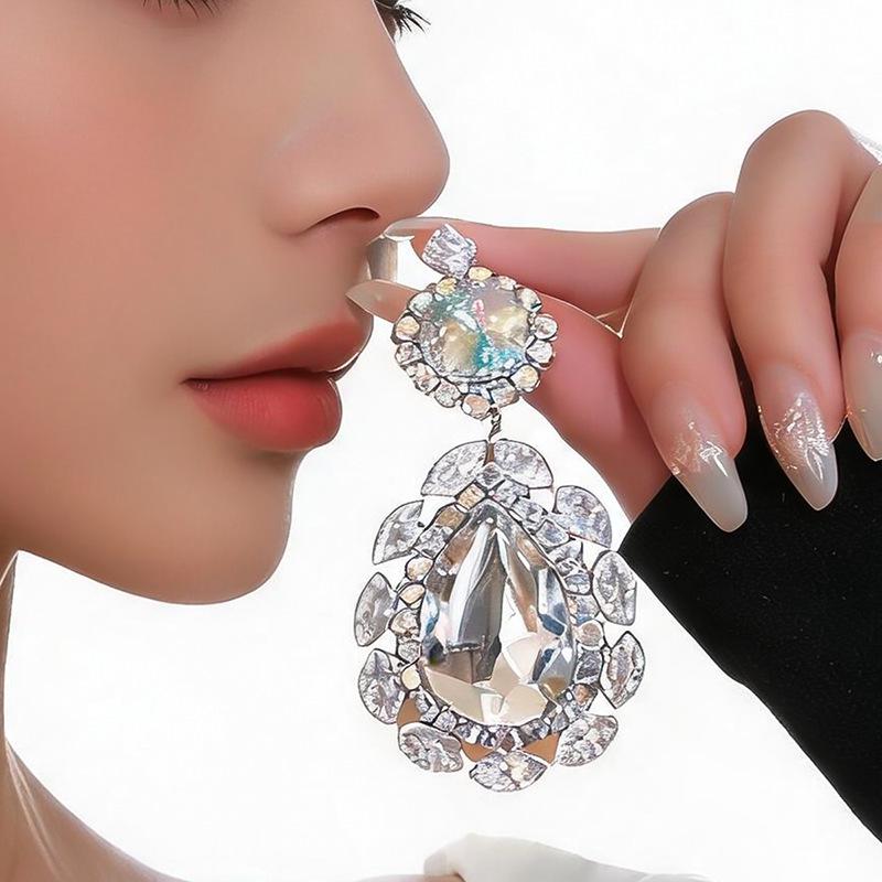 Silver Needle Rhinestone Teardrop Geometric Earrings: Retro & Luxurious Ear Jewelry for Women.