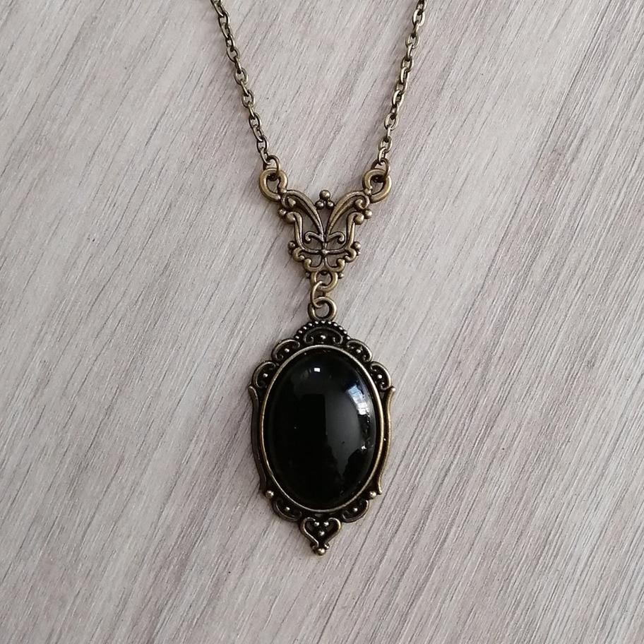 Vintage Green Quartz Crystal Necklace Imitate The Old Metal Necklace For Women Vampire Embossed Witch Jewelry Accessories