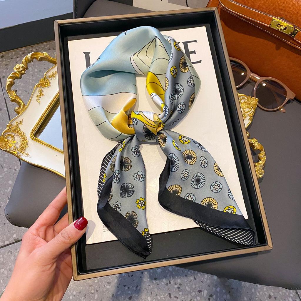 Kleiner Seidenschal Damen Vielseitig Hochwertig Dekoratives Quadratisches Tuch Professioneller Kleiner Schal Imitation Seide Koreanische Version Streamer Tasche