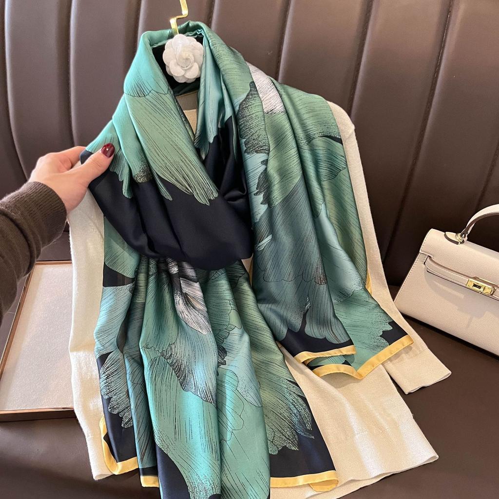 Luxury Brand Autumn and Winter Women New Style Fashion Color Matching Print Scarf Lady Popular Headcloth Beach Shawl