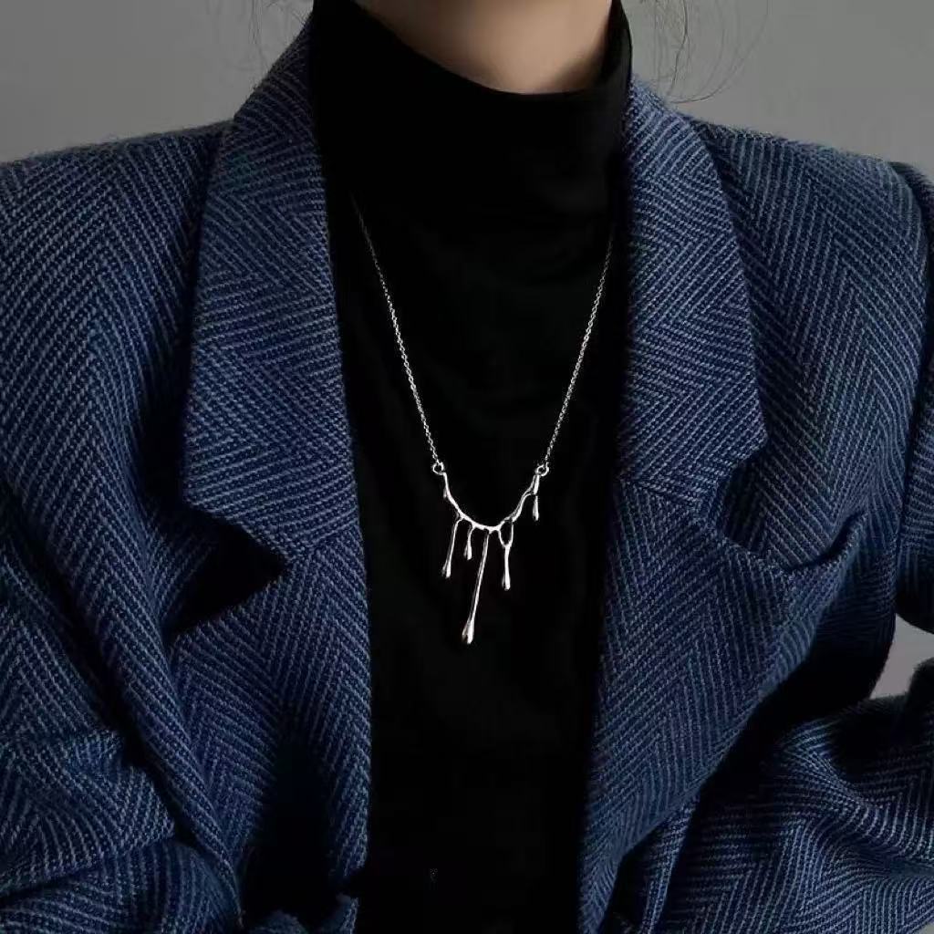 Autumn and winter sweater chain triangular geometric pull-up necklace light luxury fashion versatile temperament simple inner necklace