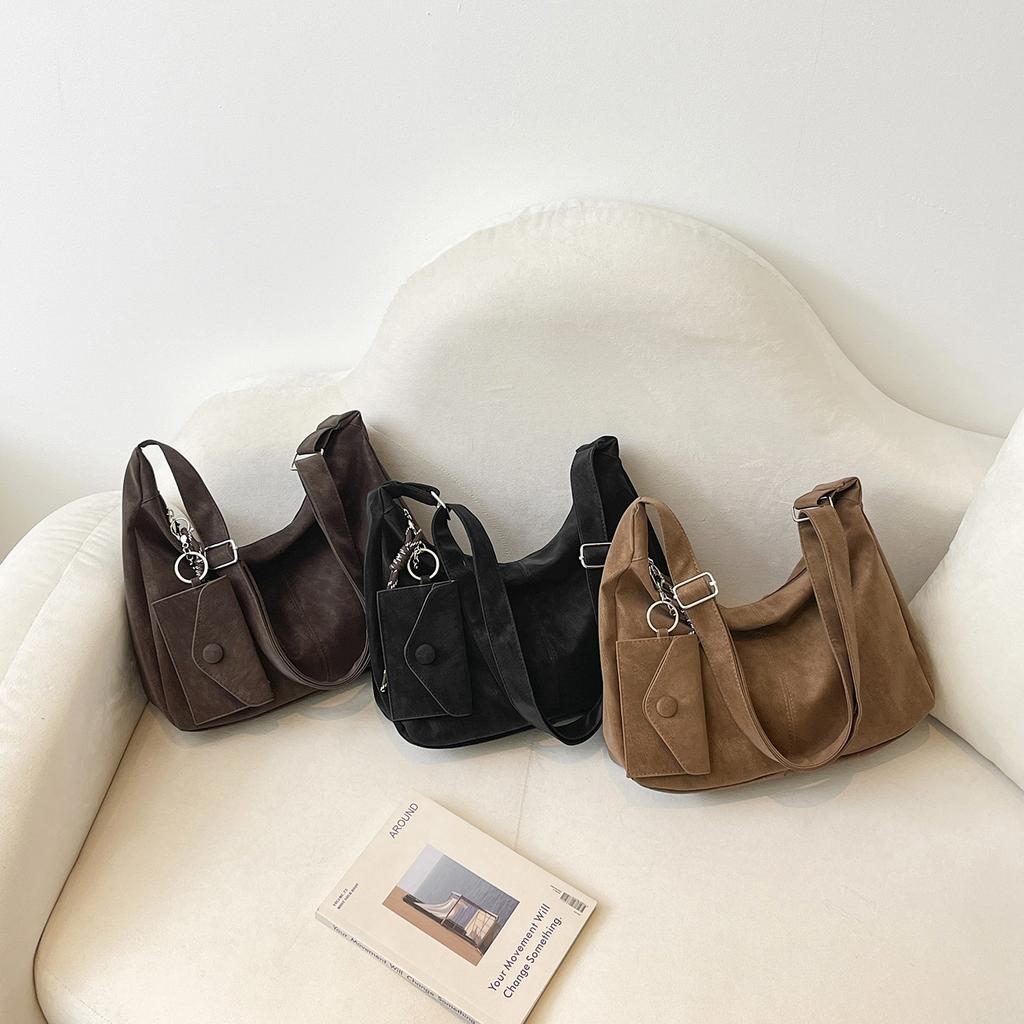 Korean version of fashionable simple largecapacity bag women's new casual commuter shoulder bag softsided tote dumpling bag