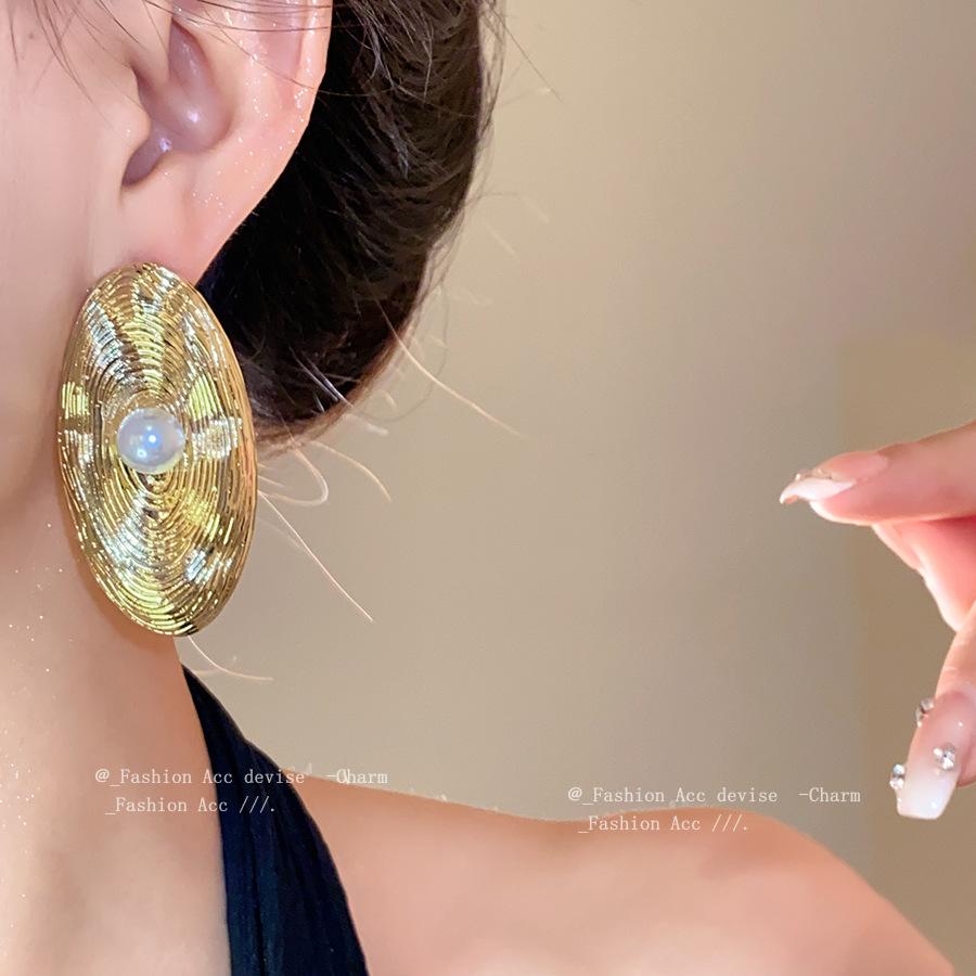 Silver Needle Geometric Oval Pearl Earrings Light Luxury High-end Stud Earrings Women's European and American Exaggerated Fashion Simple Earrings