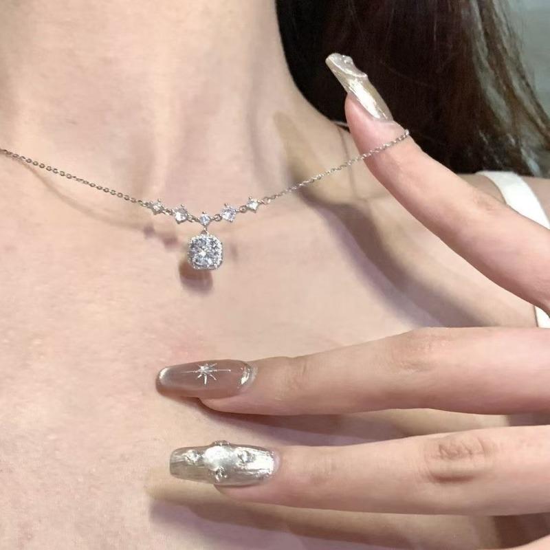 Sparkling Cushion Cut Zircon Pendant Necklace for Women, Elegant Halo Clavicle Chain, Dainty Silver Tone Wedding Jewelry Gift