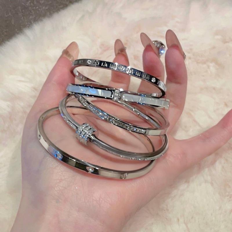 Light luxury high-end sense slightly inlaid diamond bracelet women's fashion simple titanium steel non-fading bracelet couple versatile jewelry