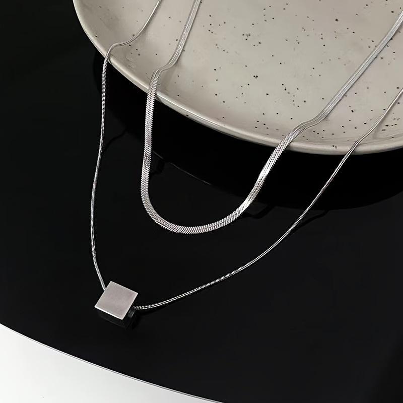 Minimalist double-layer titanium steel small square pendant necklace for men and women, cool and simple style, suitable for layering as a collarbone