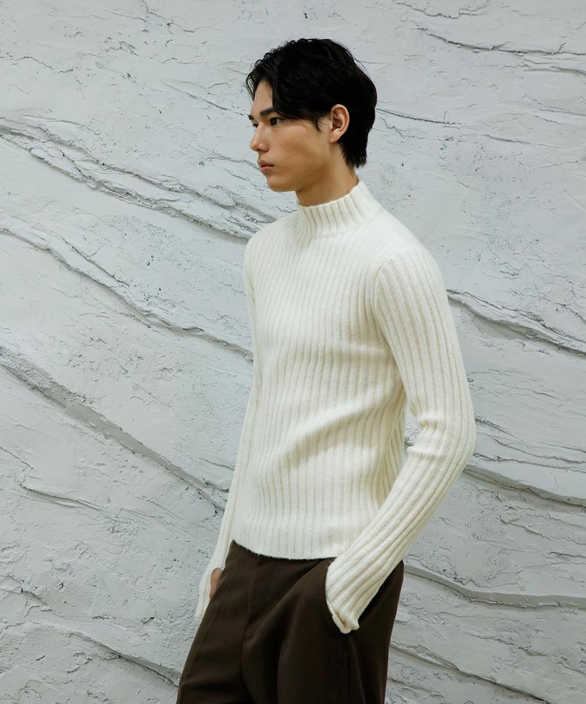 SIGNATURE Fingerhole Turtleneck Knit [Ivory]