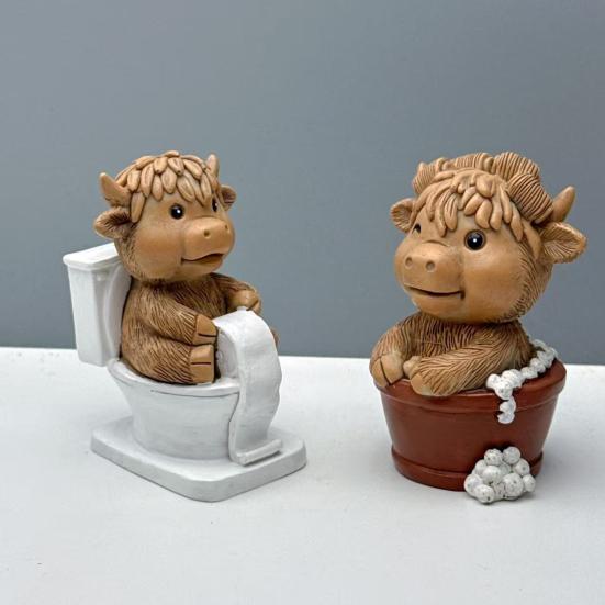 Highland Cattle Resin Statue Paper Roll Toilet Bathing Highland Cow Figurine Sculpture Home Office Desktop Decoration Ornament