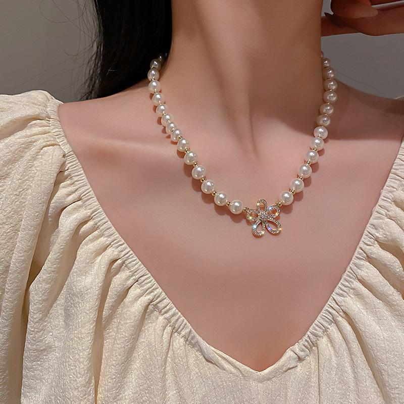 Fashionable Floral Geometric Necklace with a Light Luxury Style Sweater Chain and French Retro Accessories