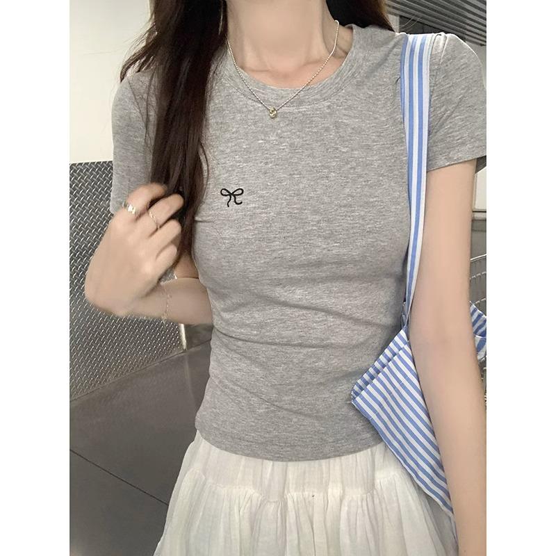 Dámské tričko s krátkým rukávem na pravém rameni léto nový styl mašle s kulatým výstřihem módní vyšívaná košile s úzkým dnem hot girl módní top