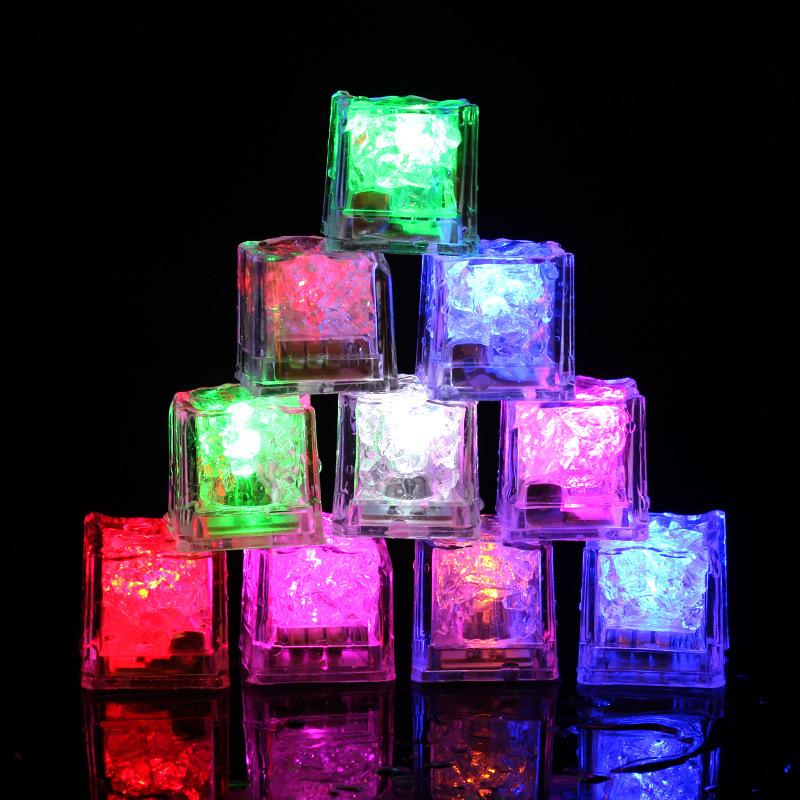 Glaçons LED Lumineux Colorés: Lumières clignotantes activées par l'eau pour jouets de bain et décoration.