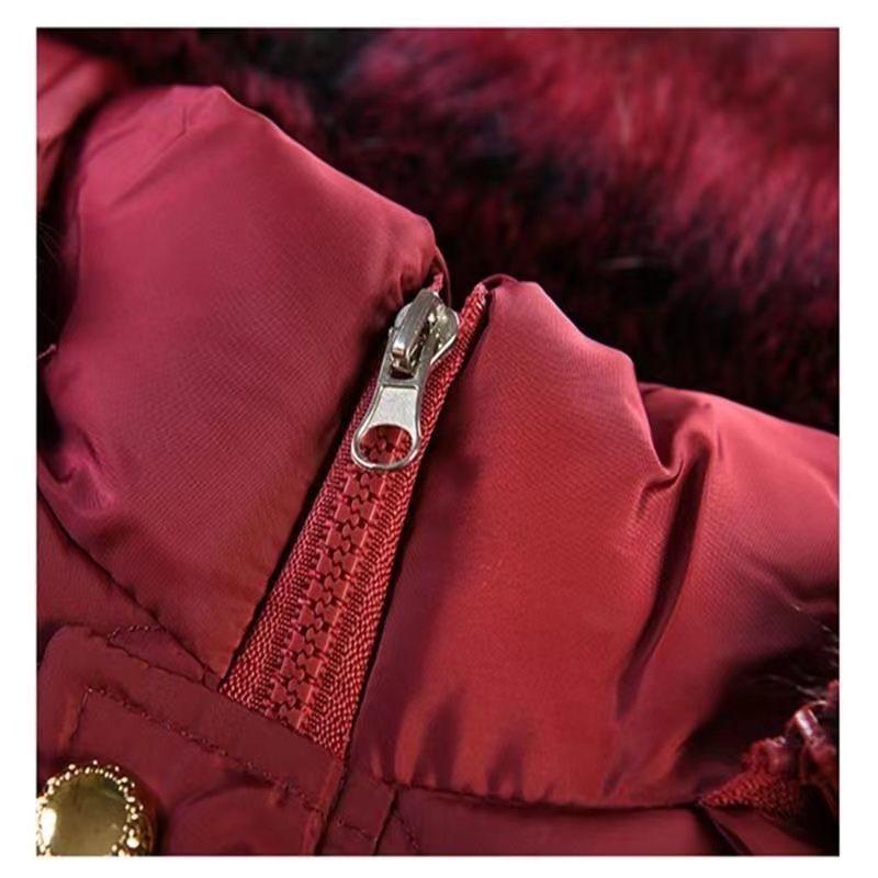 Wattierte Mädchenjacke. Mittellanger, mit Fleece gefütterter, dicker Wintermantel