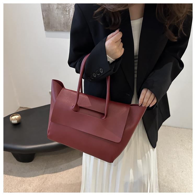 Large Capacity Tote Bag for Women Soft Faux Leather Shoulder Handbag Stylish Commute Bag Trendy Daily Outing Purse