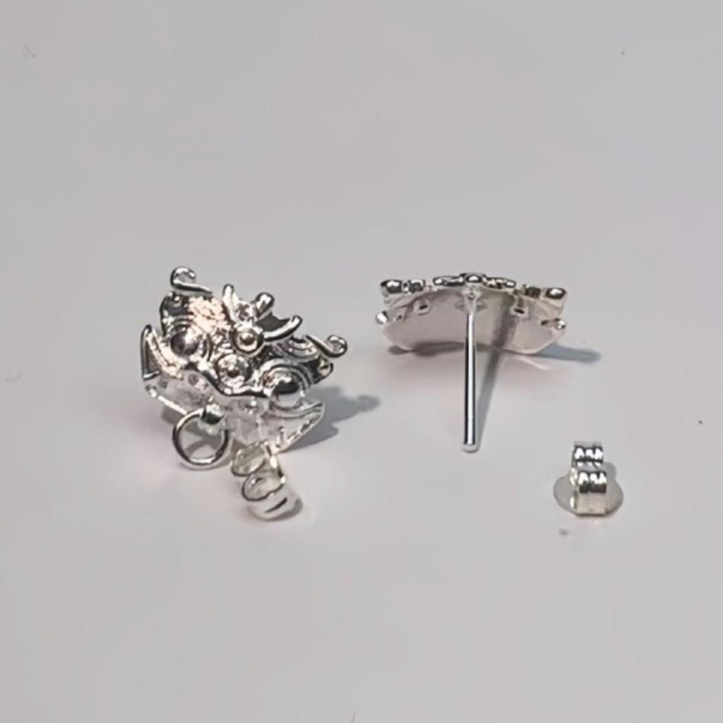 Retro Silver Lion Door Buckle Ear Studs - Unisex Fashionable Mythical Beast Design.