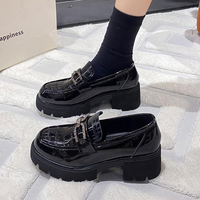Scarpe con plateau da bambino super fuoco vernice nera da donna nuove primavera e autunno stile britannico scarpe in pelle piccola