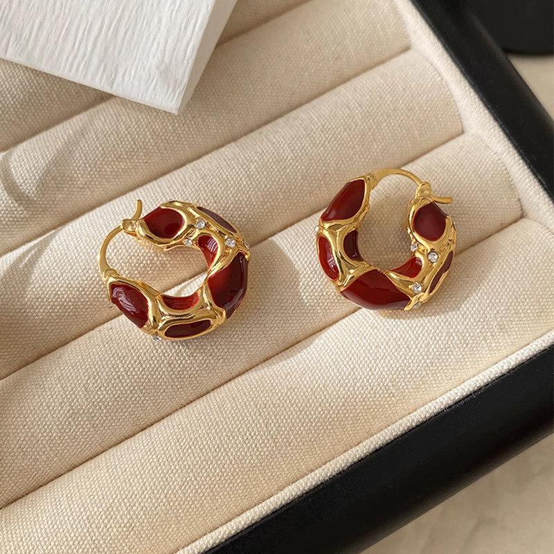 Nuevos pendientes de aro pequeños con textura de metal de color esmaltado vintage para mujer, modernos pendientes con hebilla para la oreja chapados en oro, joyería creativa