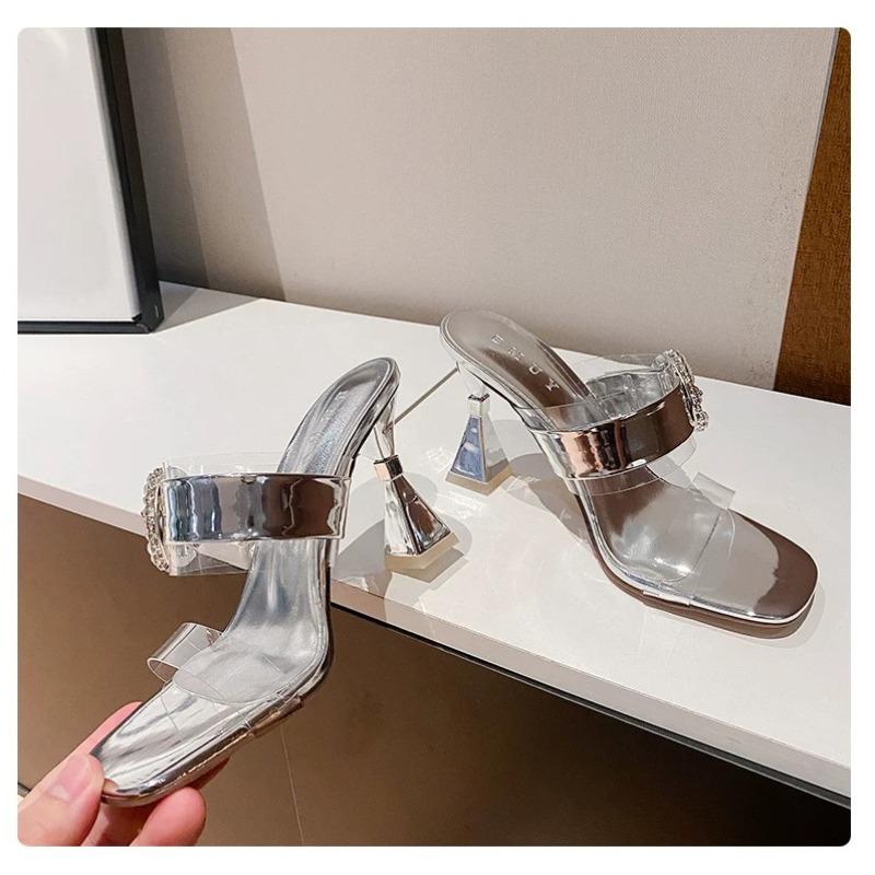 Mode Die neuen Sommersandalen mit transparenten hohen Absätzen, sexy Pfennigabsätzen und modischen Strass-Slippern werden draußen getragen