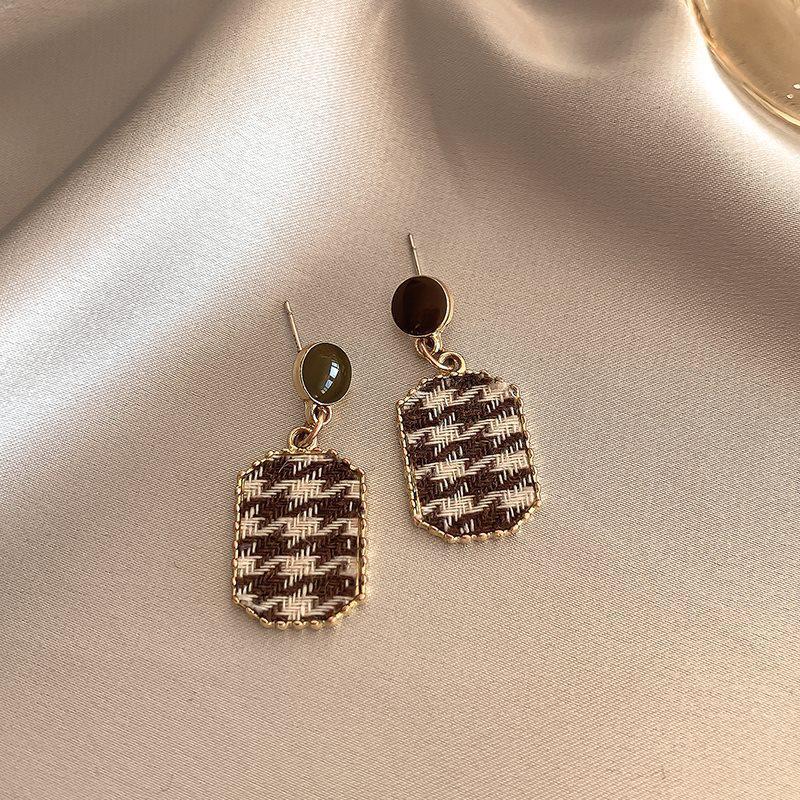 Silver Needle Clover Stud Earrings: Retro Hong Kong Style, Elegant and Fashionable Women's Luxury Jewelry.