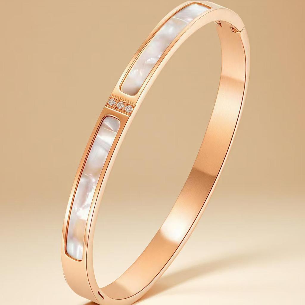 Elegant Non-Fading Titanium Steel Bracelet for Women, Gold-Plated European and American Style Stainless Steel.