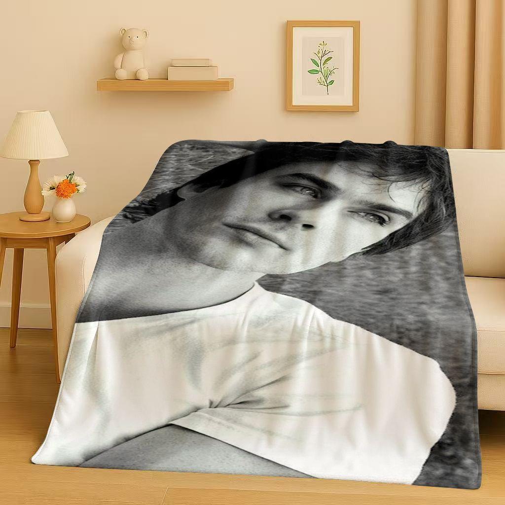 HD The Vampire Diaries Damon Salvatore Couverture Flanelle TV, Couverture Peluche Ultra Douce et Chaude pour Maison Chambre Lit Canapé Enfants