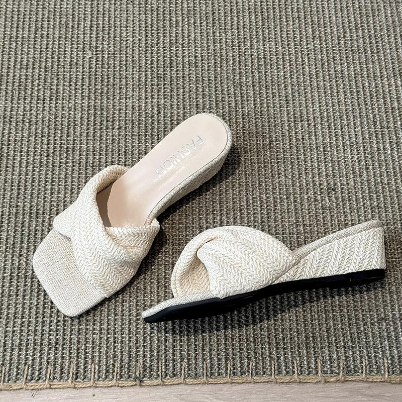 Fashion French Retro Woven Wedge Flat Slippers for Women In Summer 2025 New Versatile Height-increasing Small Sandals and Slippers