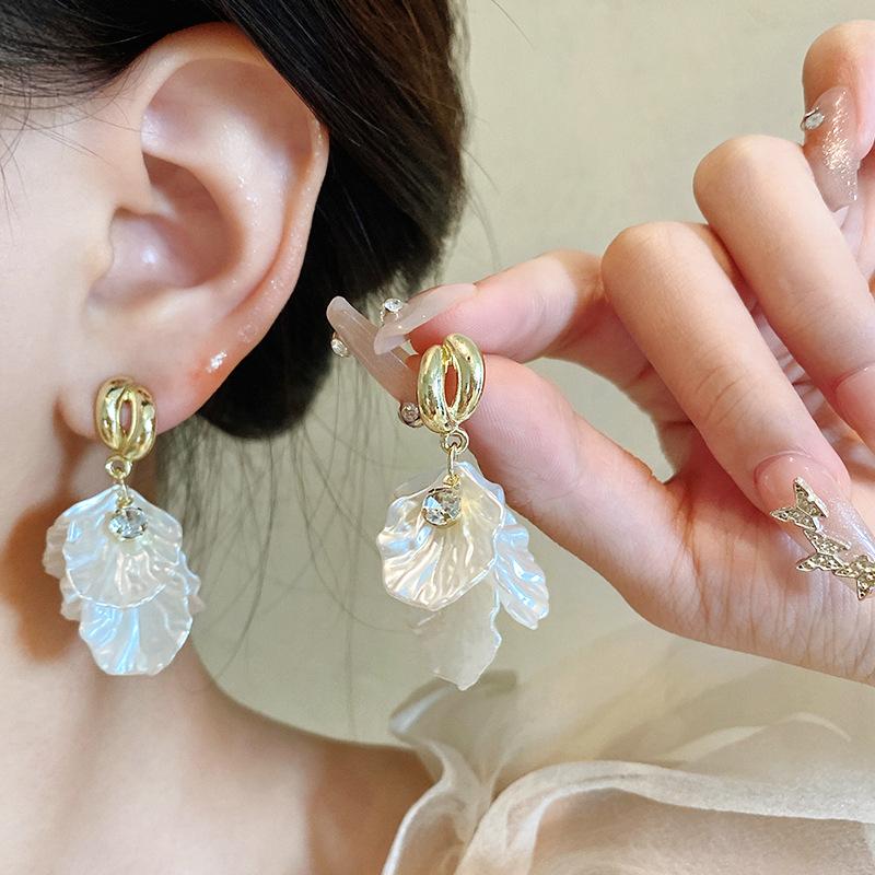 White Acrylic Petals Pendants Hanging Earrings for Women Lovely Multi-layers Flower Dangle Earrings New In Fashion Jewelry