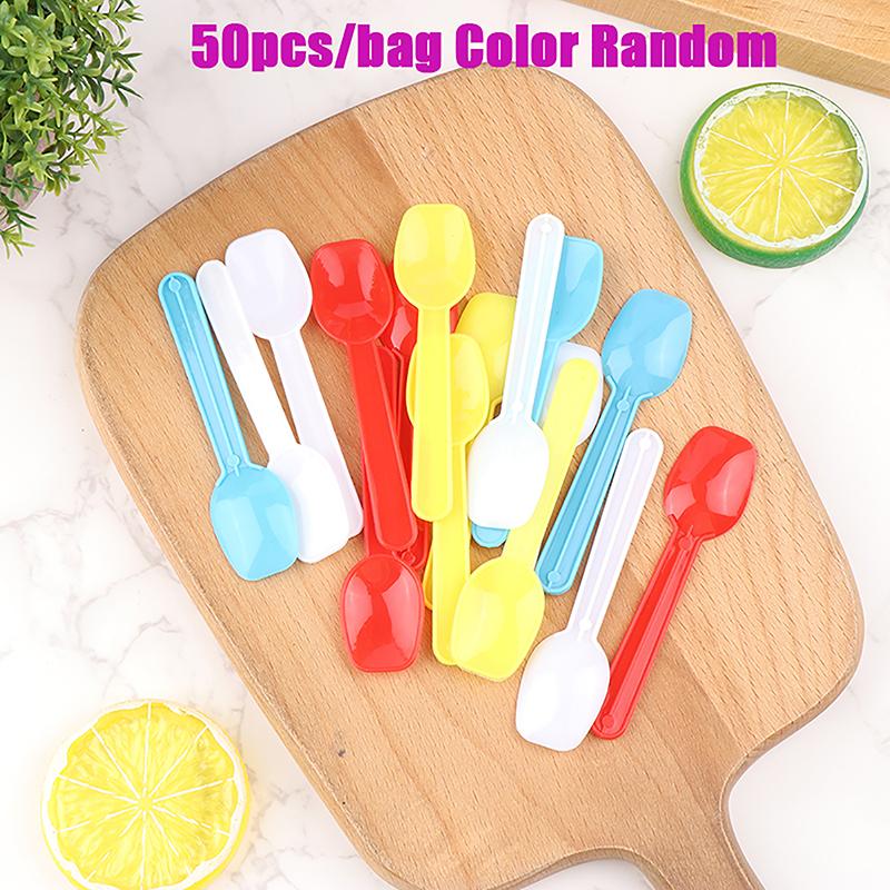 Lot de 50 cuillères à dessert en plastique pour glaces, cuillères familiales, cuillères à soupe en plastique, cuillères de dégustation mignonnes, idéales pour les couverts de fête