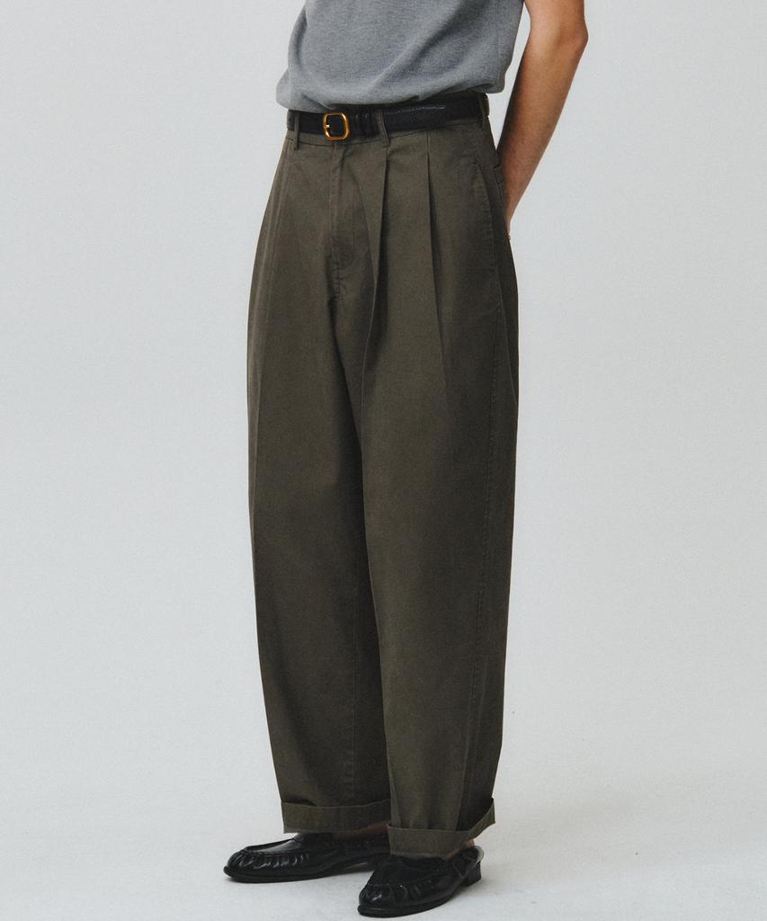 NOIRER Two-Tuck Washed Cotton Slacks (Khaki)