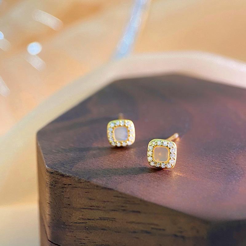 Simple Diamond -shaped Square Earrings Female Light Luxury Small Incense Wind Geometric High -level Sensor Ear Decoration