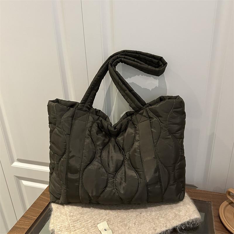 Street Style Quilted Tote Bag For Women Large Capacity With Zipper Closure For Daily Use
