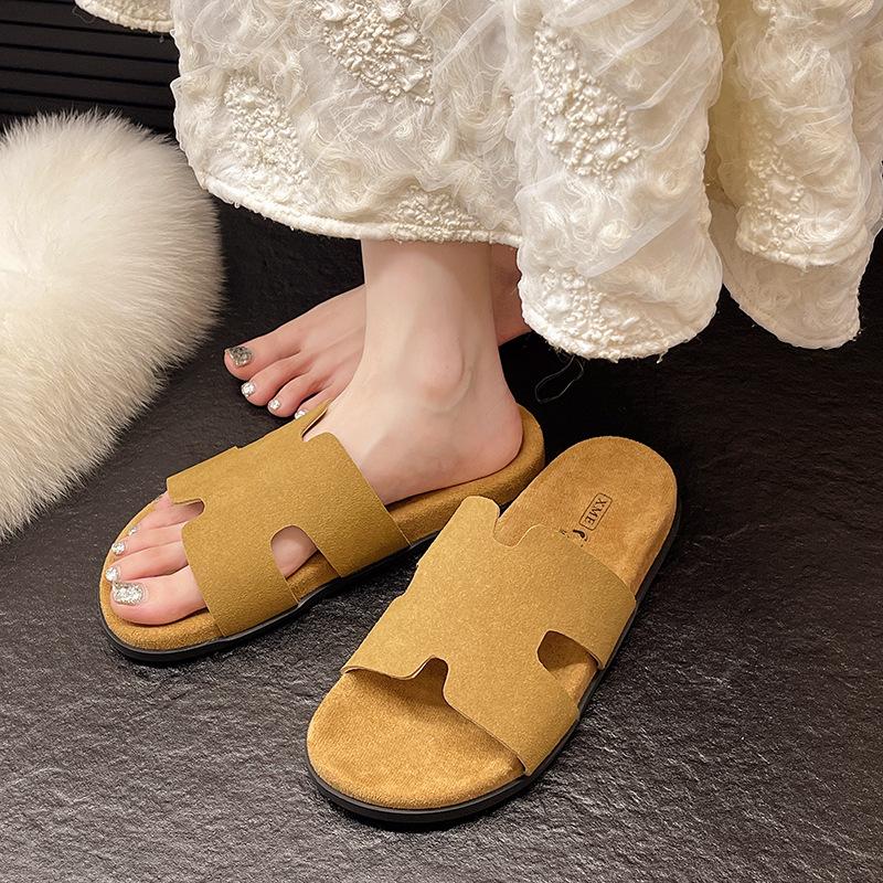 French Gentle Thick-soled One-word Women's Outer Wear 2025 New High-end Skirt Shoes Seaside Vacation Slippers