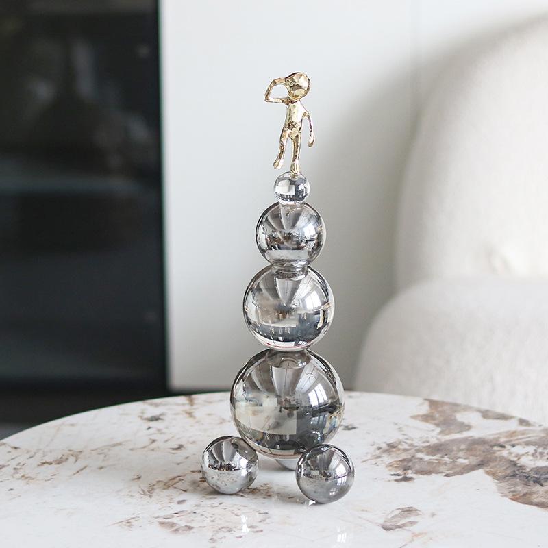 Light Luxury Model Room Decorations, Geometric Stacked Crystal Balls, Small Gold Figures, Distant Observer Sculptures, Villa Hotel Accessories